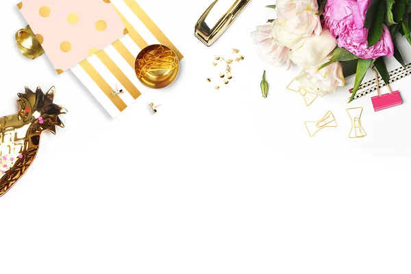 Flat lag. Bloem op de tafel. Gouden ananas, penseelpatroon en gouden polka dots patroon. Tabelweergave. Business accessoires. Mock-up achtergrond. Pioenrozen, glamour stijl. — Stockfoto