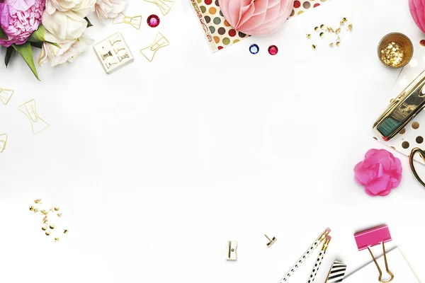 Düz yatıyordu. Beyaz arka plan. Kadın masaüstü, şablon kartı, alay için fotoğraf veya metni koy senin iş. Peonies ve altın ileti örneği. Altın Polka. Başlık Web sitesi ya da kahraman Web sitesi