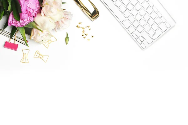 Flat lay. Flower on the table. Keyboard and stapler. Mock-up background.Peonies. Woman background. — Stock Photo, Image