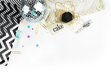 Zarif arka plan. Desen altın lekeli ve altın klibi bulunabilir. Düz yatıyordu. İleti örneği ile çalışma alanı. Model arka plan.