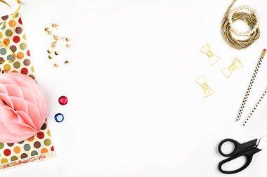 Masada altın kadın öğeleri. Kadınsı sahne, ihtişamlı tarz. Beyaz arka plan alay. Düz yatıyordu