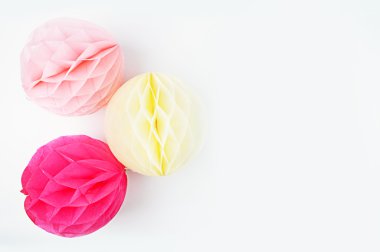 Beyaz arka plan ile süslemeler, üç kağıt topu, tatil, doğum günü, parti