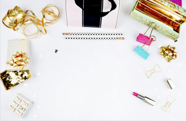 Düz yatıyordu. Kırtasiye altın. Kadınsı sahne. Kadın modern masa üstü. Zarif arka plan