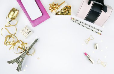 Düz yatıyordu. Kırtasiye altın. Kadınsı sahne. Kadın modern masa üstü. Zarif arka plan