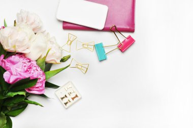 Peonies öğeleri çiçek ve altın. Beyaz arka plan mockup