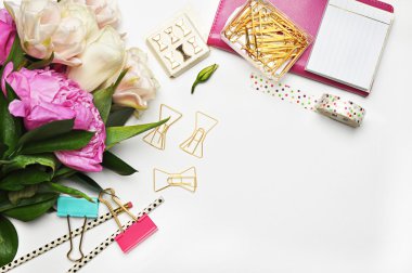 Peonies öğeleri çiçek ve altın. Beyaz arka plan mockup