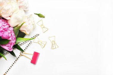 Çiçek ve ileti örneği öğeler tablo beyaz. Arka plan dalga geçiyorsunuz. Kadınsı sahne