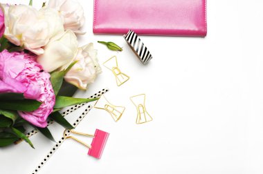 Çiçek ve ileti örneği öğeler tablo beyaz. Arka plan dalga geçiyorsunuz. Kadınsı sahne