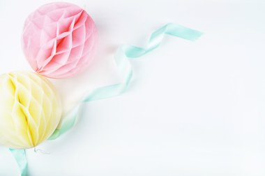 parti kağıt topu ve altın kadın aksesuarları. Beyaz arka plan