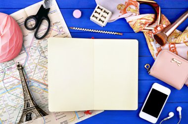 ileti örneği ile ahşap masa görünümü: paris, defter, harita, kalem, telefon