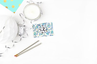 Beyaz arka plan, polka desen, nane. Modern arka plan, kadın stil