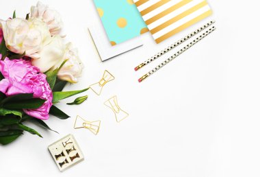 Beyaz arka plan mockup, resmi blog, peonies ve ileti örneği öğeleri altın