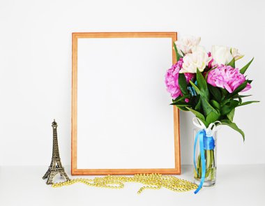 Senin fotoğraf veya metin yer senin iş baskı sanat, eski püskü stil, beyaz arka plan için alay. Peonies ve paris