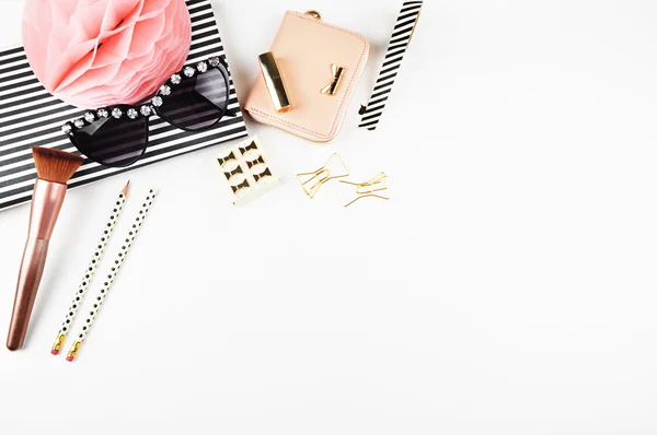  Glamour arka plan, parlak kadın kurulu, modern. Masa görünümü ofis öğeleri, beyaz arka plan mock up, kadın masası. Düz yatıyordu.