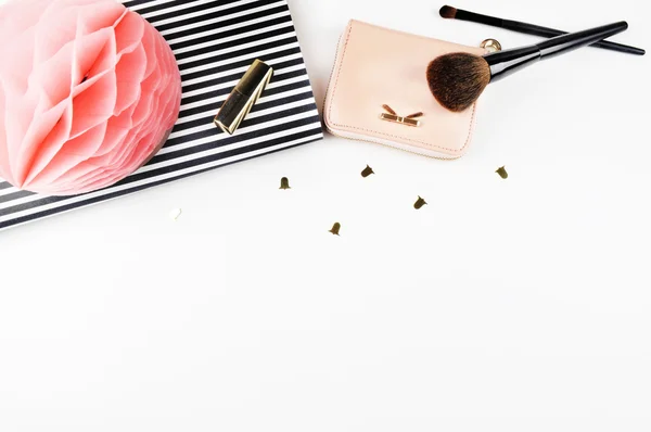 Escena femenina, estilo glamuroso. El fondo blanco se burla. Acostado, escritorio de mujer. Vista de la mesa, espacio de trabajo . —  Fotos de Stock