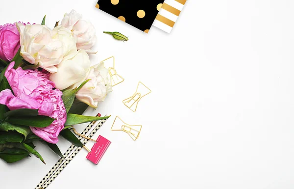 Beyaz arka plan, görünümü tablo, ileti örneği, altın klipleri, kalem, altın polka desen ve model altın şerit peonies