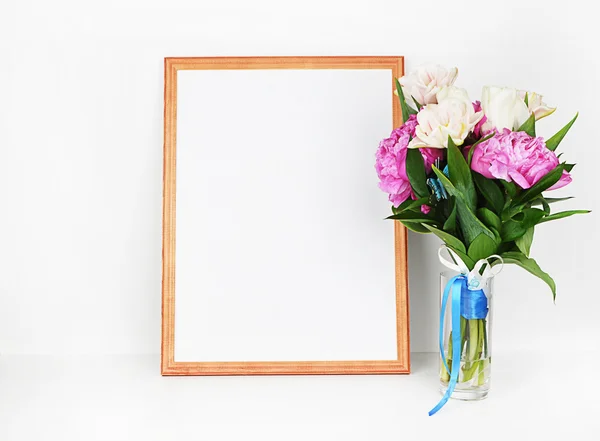 Peonies vazo, çerçeve mockup, beyaz adam, duvar sanatı