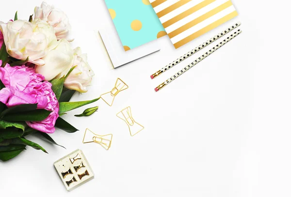 Beyaz arka plan mockup, resmi blog, peonies ve ileti örneği öğeleri altın