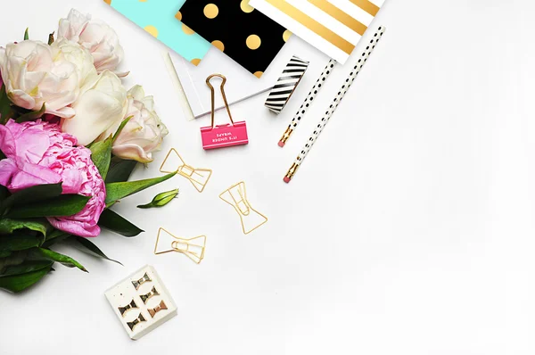Beyaz arka plan mockup, resmi blog, peonies ve ileti örneği öğeleri altın