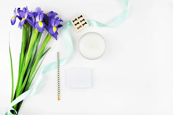 Στυλ φωτογραφία απόθεμα, επιφάνεια εργασίας, λευκή γυναίκα υπολογιστών γραφείου, προβολή πίνακα, κοροϊδεύω, λουλούδια ίριδες, χρυσό — Φωτογραφία Αρχείου