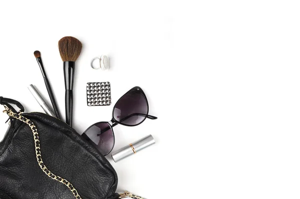 Tampilan meja, area kerja. Makeup, tas tangan, sikat, lipstik, kacamata — Stok Foto