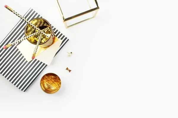 Vista de mesa de oficina y accesorios de oro, simulacro de fondo, sitio de cabecera —  Fotos de Stock