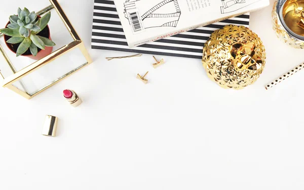 Vista tavolo ufficio e accessori in oro, modello su sfondo, sito di intestazione — Foto Stock