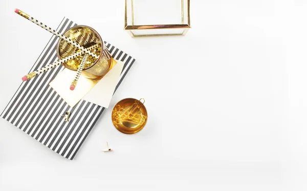Vue de table de bureau et accessoires d'or, fond maquillé, site d'en-tête — Photo