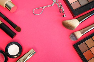 Pembe arka planda makyaj malzemeleri. Makyaj Sanatçısı.