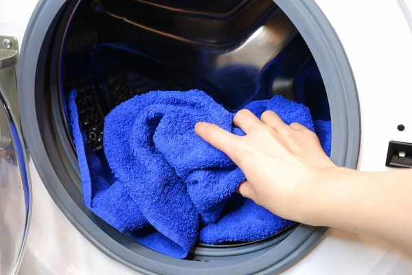 Nsan Çamaşır Makinesine Bir Şeyler Koyar Teçhizatlar Temizlik Yıka — Stok fotoğraf