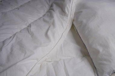 Beyaz battaniye. Çarşaf. Yatağa. İç mekan. Doku. Arkaplan