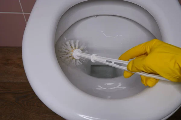 Man Tvättar Toalettskålen Med Borste Interiör — Stockfoto