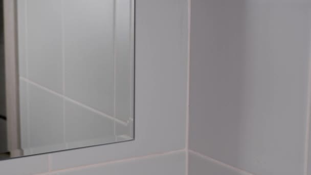 Вытри Зеркало Помой Зеркало Уборка Внутри Ванная Комната — стоковое видео