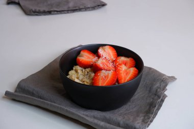 Çilekli yulaf ezmesi. Lezzetli bir kahvaltı. Yemek pişirmek. Lapa.