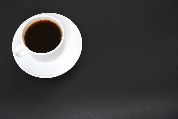 Schwarzer Kaffee Auf Schwarzem Hintergrund — Stockfoto