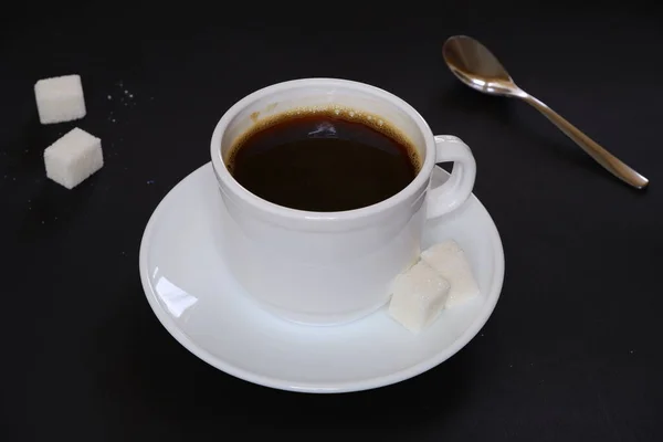 Czarna Kawa Biały Cukier Czarnym Tle — Zdjęcie stockowe
