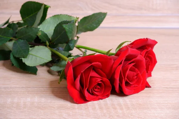 Τριαντάφυλλα Ξύλινο Φόντο Άνθη — Φωτογραφία Αρχείου