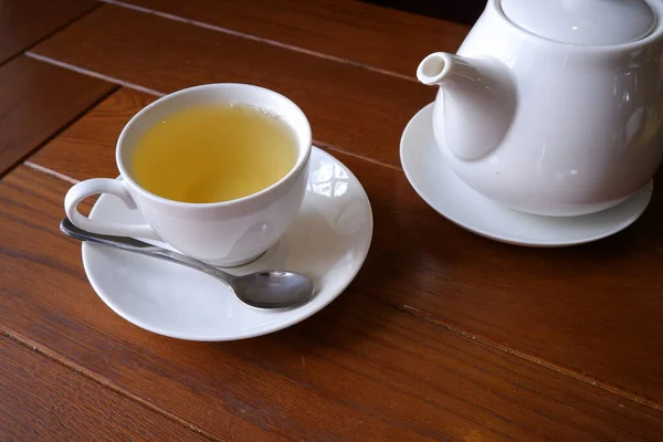 Weiße Teekanne Und Eine Tasse Grüner Tee Auf Einem Hölzernen — Stockfoto