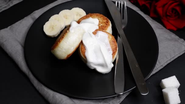 Gadis Itu Menaburkan Pancake Dengan Kelapa — Stok Video