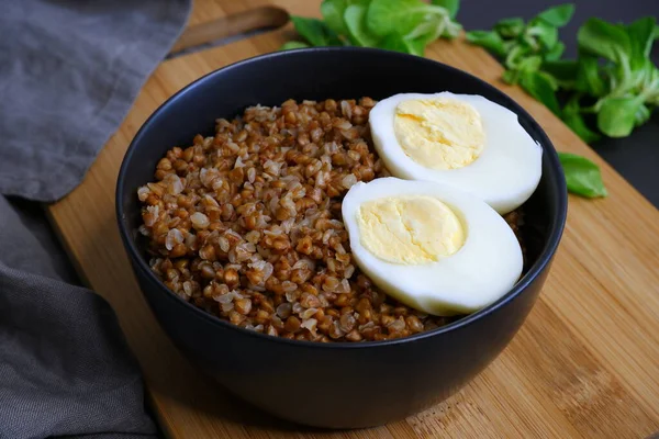 Bouillie Sarrasin Avec Oeuf Sur Fond Noir Une Nourriture Savoureuse — Photo