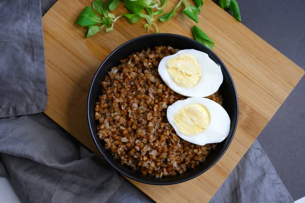 Buchweizenbrei Mit Auf Schwarzem Hintergrund Leckeres Essen Kochen — Stockfoto