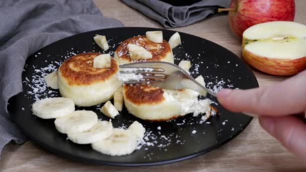 Rapariga Come Panquecas Coalhada Queijo Cottage Cozinhar Alimentos — Vídeo de Stock