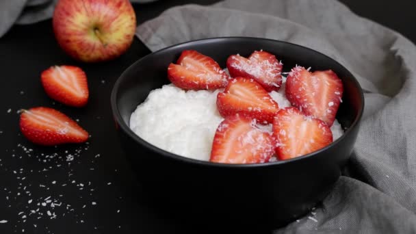 포크에 조각을 찔러댔어요 코코넛 조각이 우유에 맛좋은 배경에 — 비디오