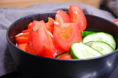 Siyah tabakta sebze salatası..