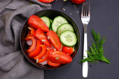 Siyah arka planda sebze salatası..