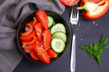 Siyah arka planda sebze salatası..