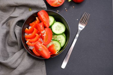 Siyah arka planda sebze salatası..