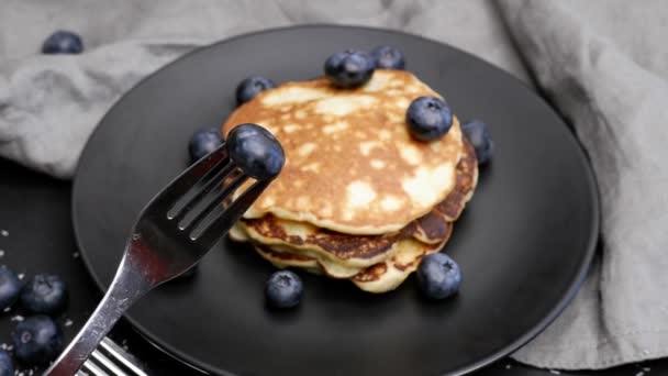 Fille Tord Une Fourchette Avec Des Bleuets Crêpes Aux Myrtilles — Video