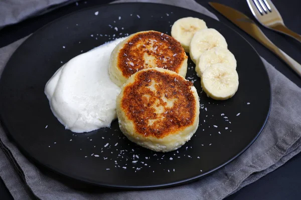 Crêpes Caillées Dans Une Assiette Noire Sur Fond Noir — Photo