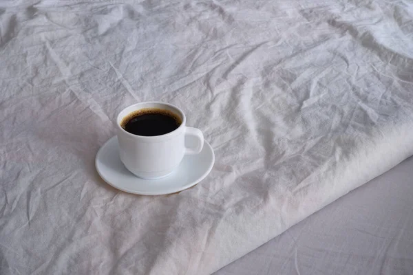 Taza Blanca Café Negro Una Cama Blanca — Foto de Stock